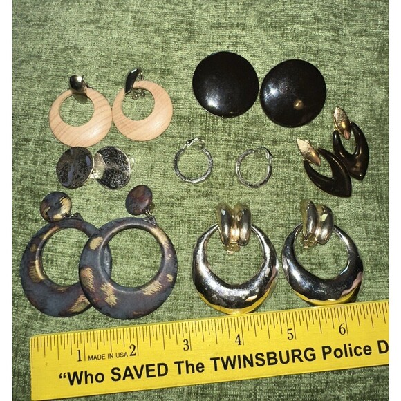 Lot Of 6 Vintage Clip On Earrings Metal Wood Variety Of Styles 1 Pair Are Post - Picture 2 of 15